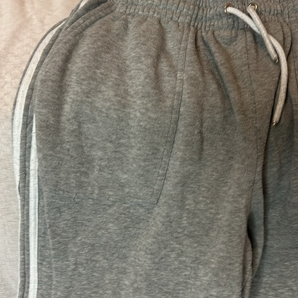 Sweatpants with Design on Pocket - Picture 2 of 3